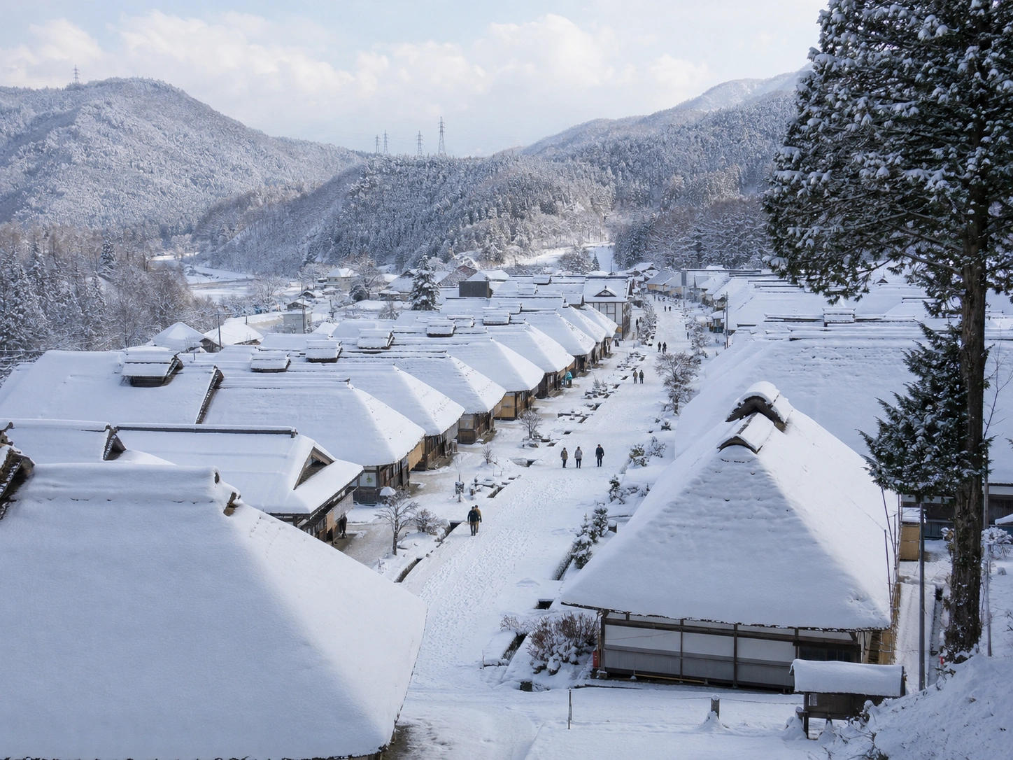 1786063474419075.webp 大内宿雪中茅草屋全景.webp